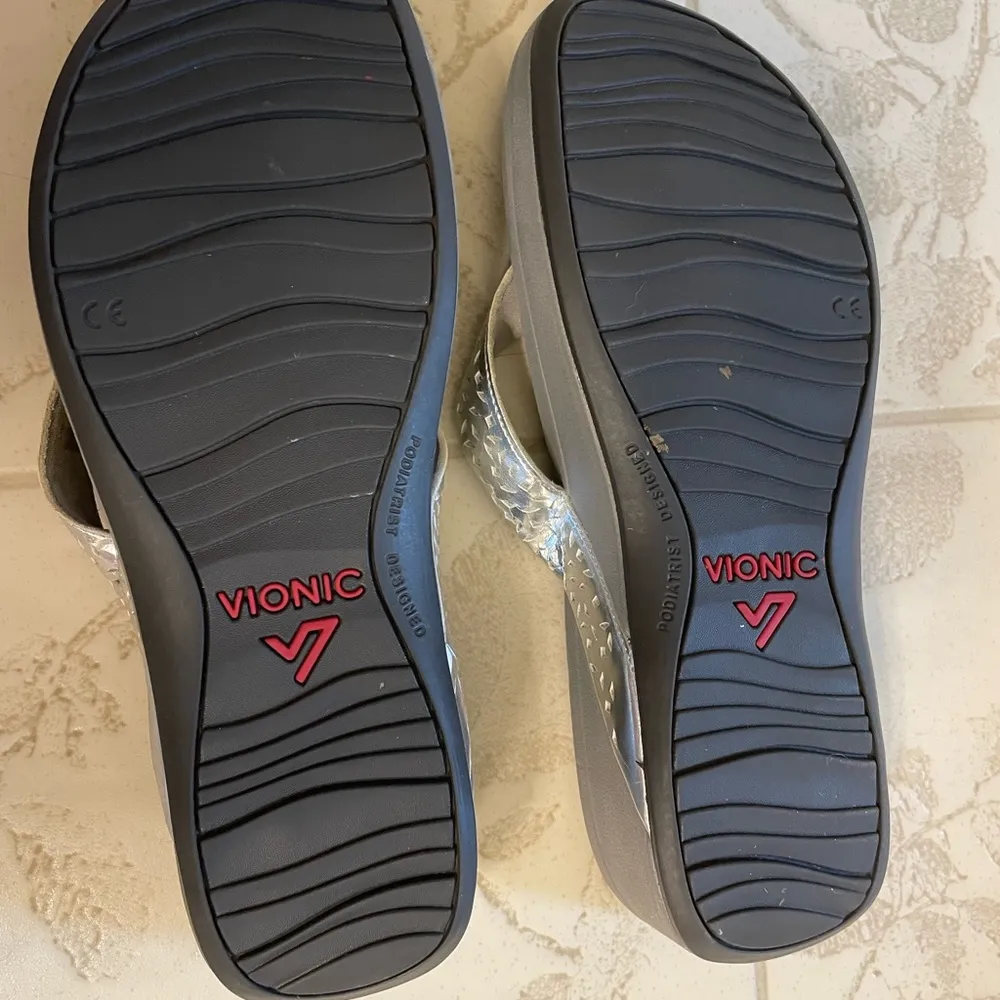vionic silver flip flops - Image 2