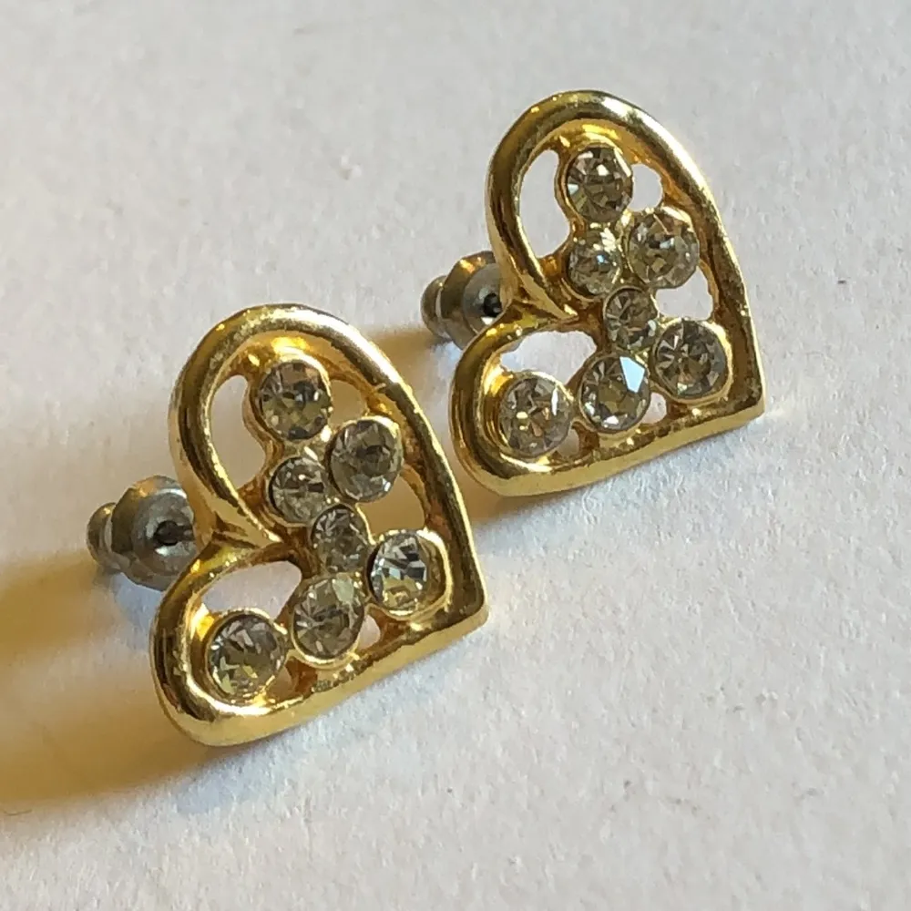 Vintage Gold Tone CZ Rhinestone Heart Retro Pierced Earrings - Image 2