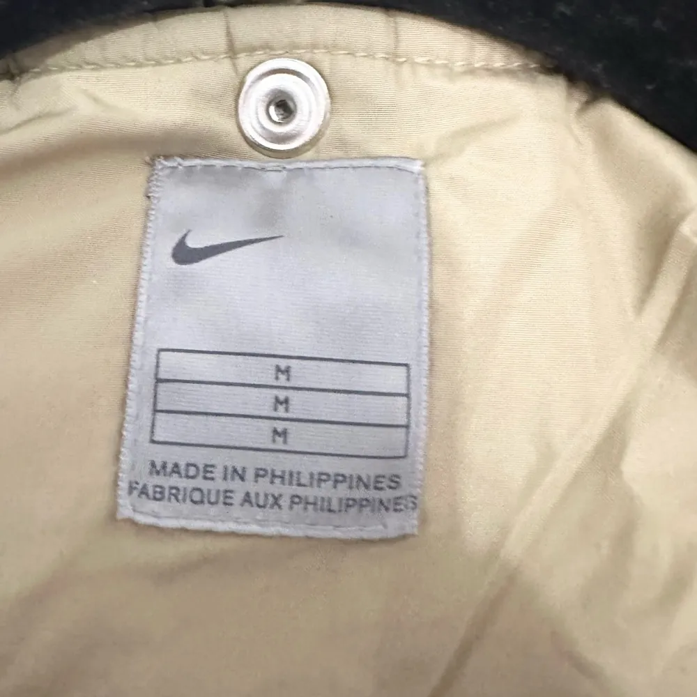 Nike women’s size medium quilted puffer coat neutral tan - Image 3