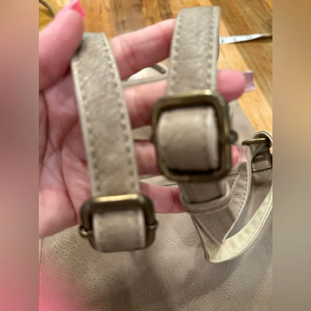 Jen & Co Bex Vegan Distressed Backpack - Image 9