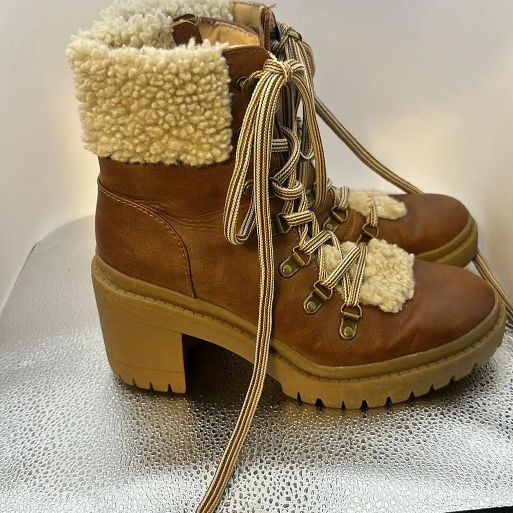 Universal thread boots. Very, very gently used condition. Size 7 1/2​​ - Image 2