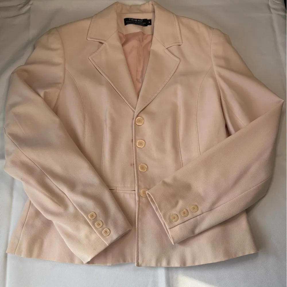 Tribal Pink Blazer with Notched Lapels and Cropped Fit Size 6 - Image 3