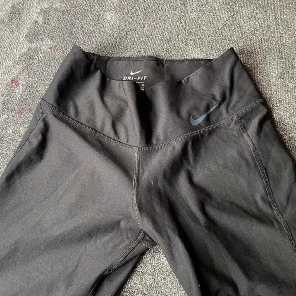 Nike dri-fit black leggings with key pocket (‎ XS ) - Image 2