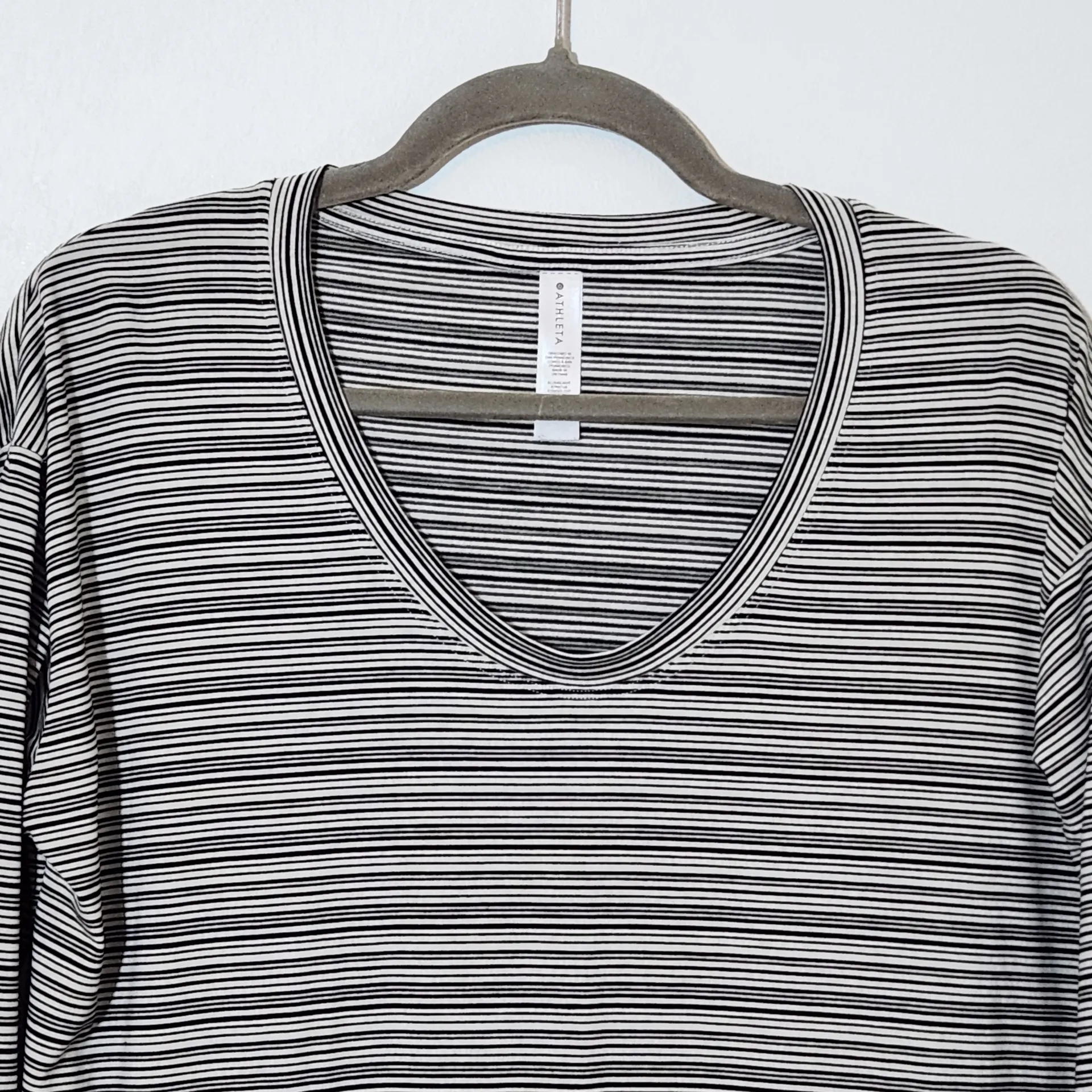 Athleta Black and White Striped Long Sleeve Tee Size Medium Athleta Stripe Tee - Image 2