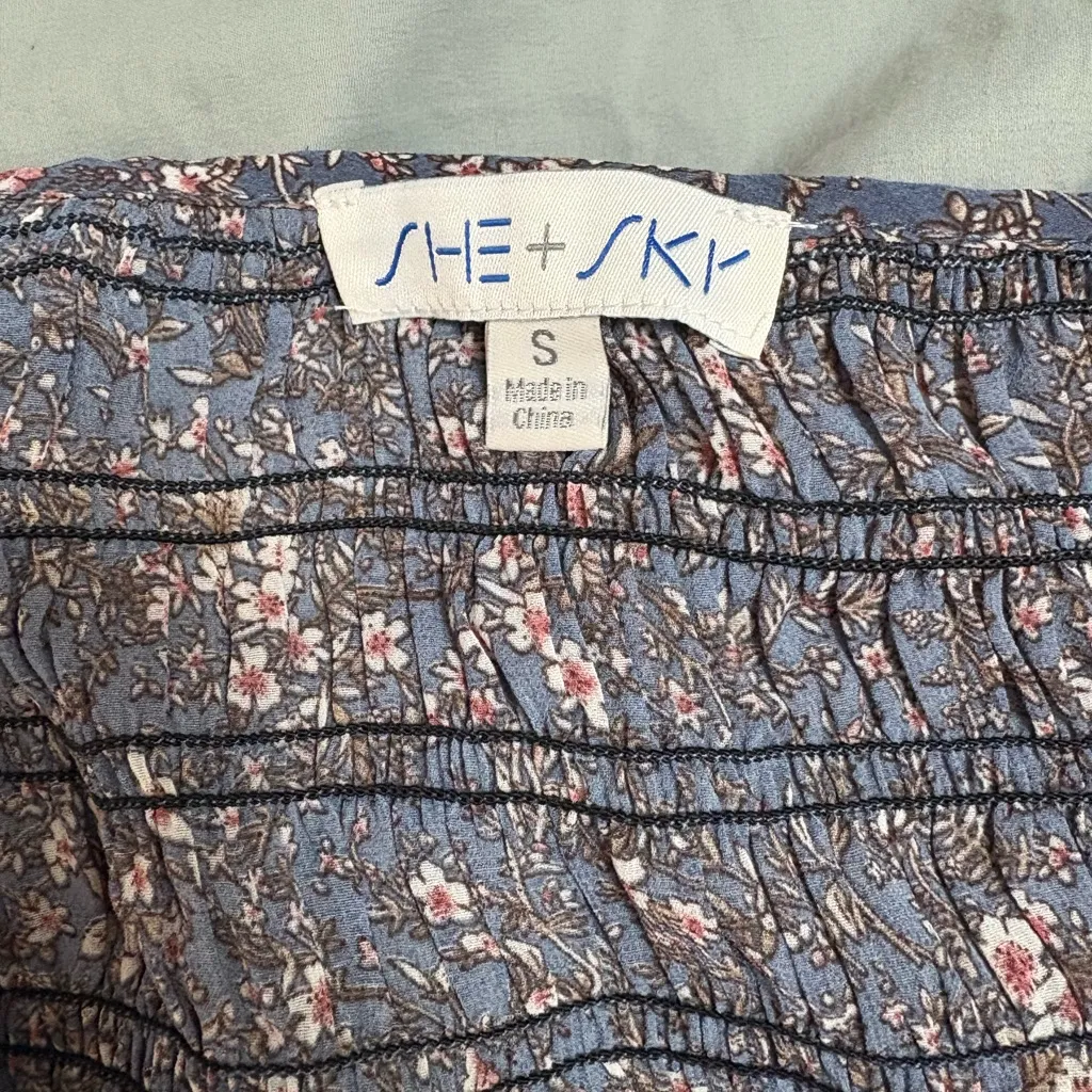 She-Sky Floral‎ Gray Blouse Size Small EUC - Image 5