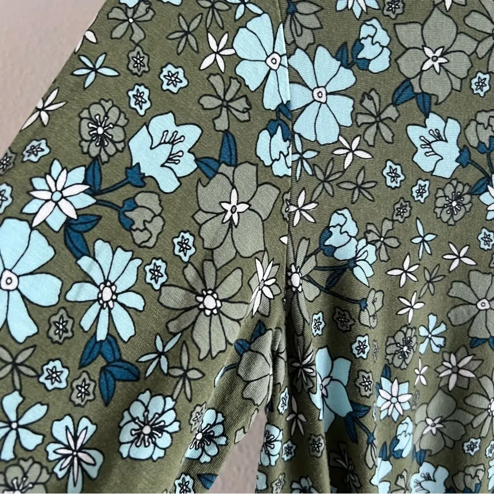 LOGO by Lori Goldstein Green Blue Floral Lace Contrast Top Blouse Shirt US M - Image 4