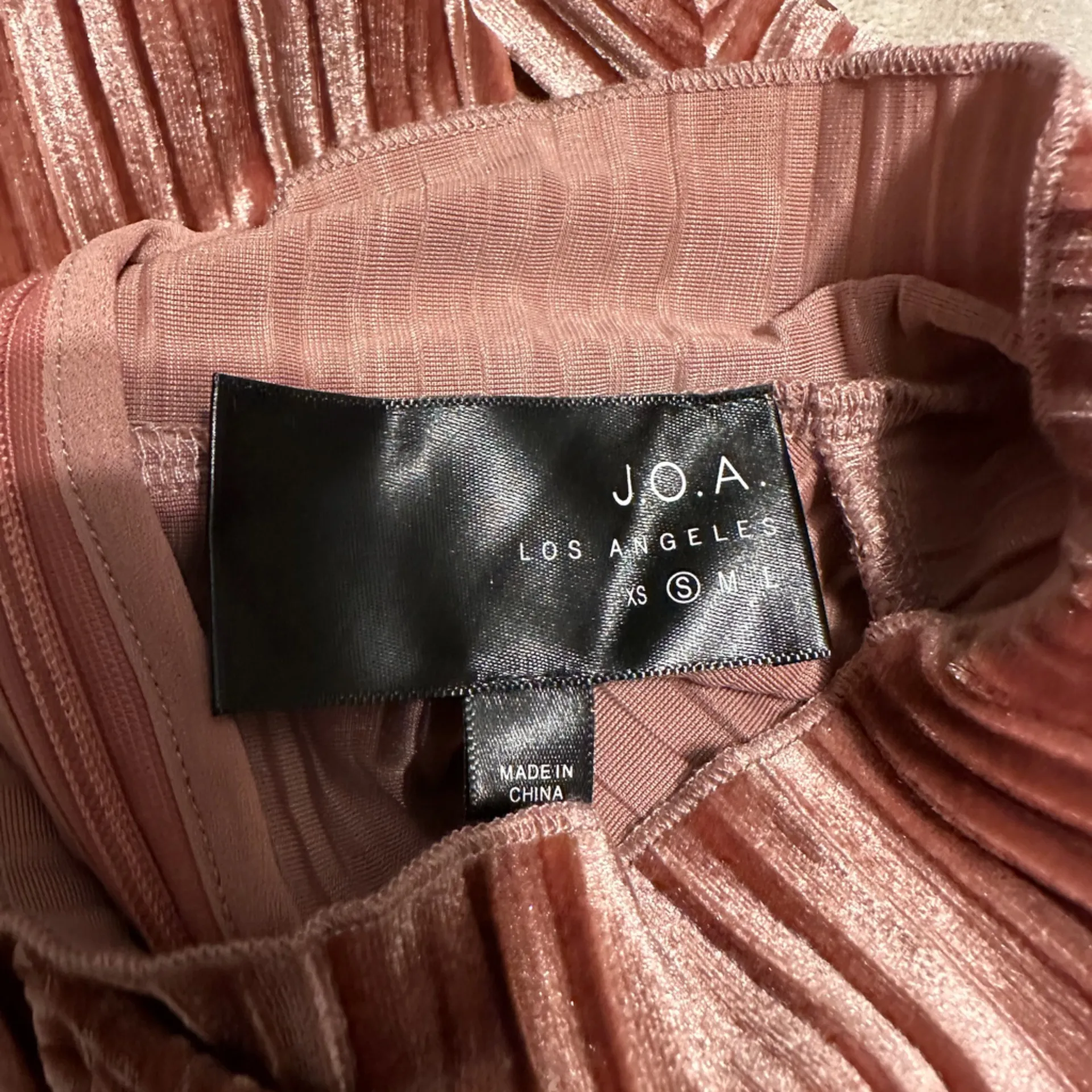 J.O.A. Los Angeles Revolve Pleated Mock Neck Velvet Top Baby Pink Size Small JOA - Image 8