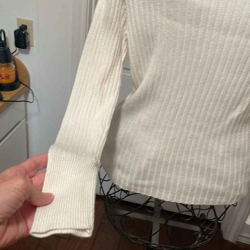 π°π°π°3 for 12$π°π°π°Cream Ribbed V-Neck Sweater-Size Small - Image 3