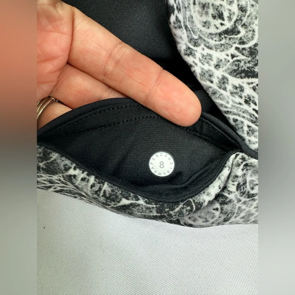 * Lululemon Sweat And Repeat Crop workout leggings size 8 - Image 7