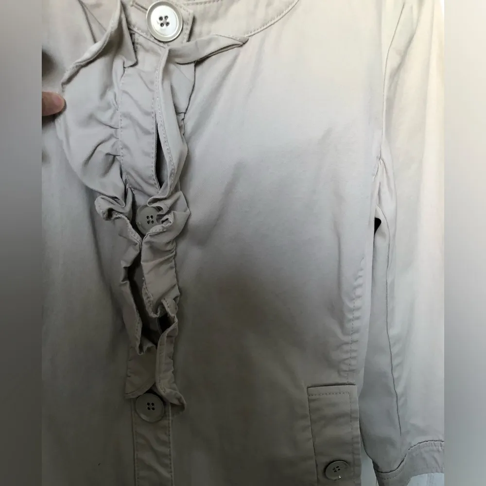 Talbots Women's Ruffle light relax 98% cotton Jacket size 8 button down - Image 3