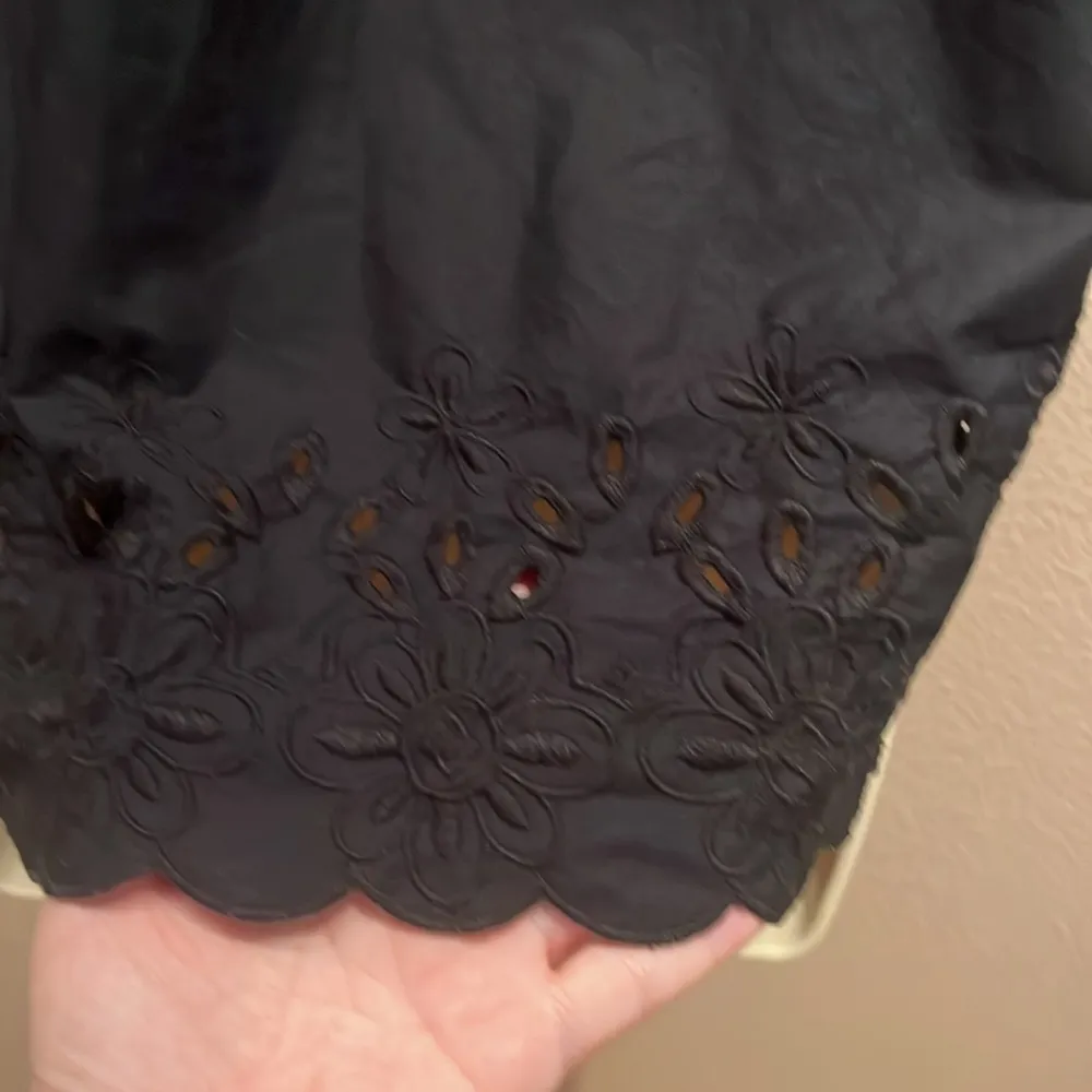 Ann Taylor Women’s Black Pleated Back Swing Blouse Eyelet Lace Size Medium - Image 5