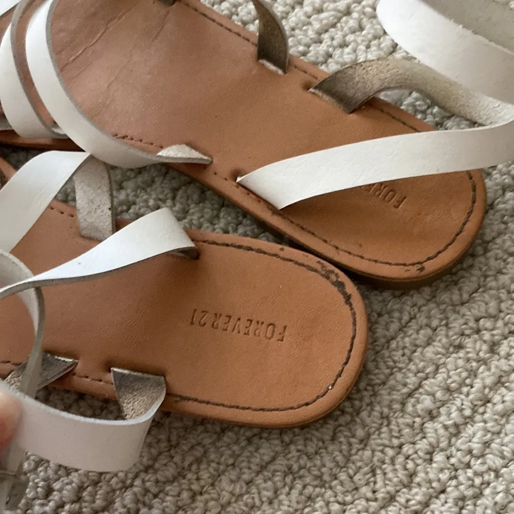 Forever 21 Gladiator Sandals Strappy White Shoes Casual Coquette Flats Size 8 - Image 3