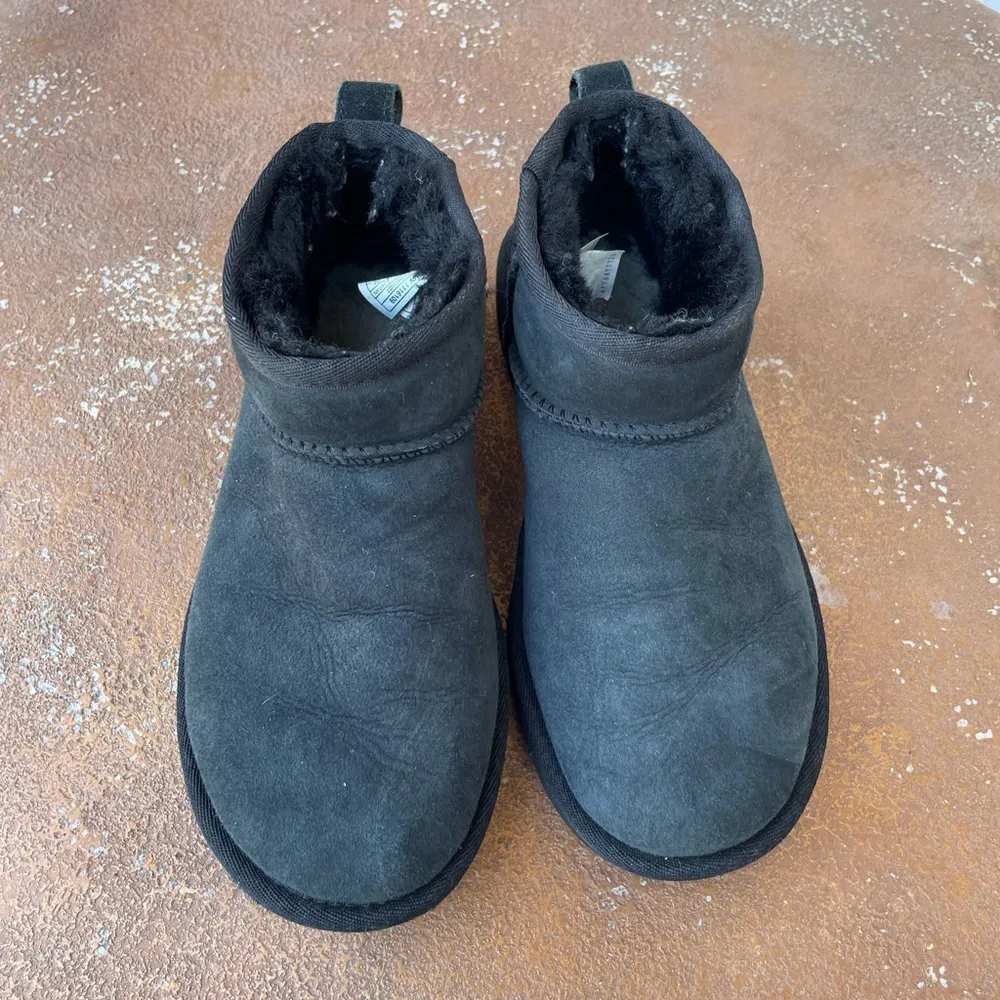 Ugg ultra mini black sz 5 women 
In great condition - Image 3
