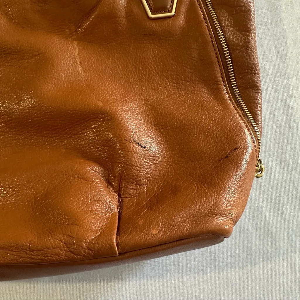 Michael Kors • Vanessa Medium Leather Shoulder Purse Gold Soft Expands Side Zip - Image 3