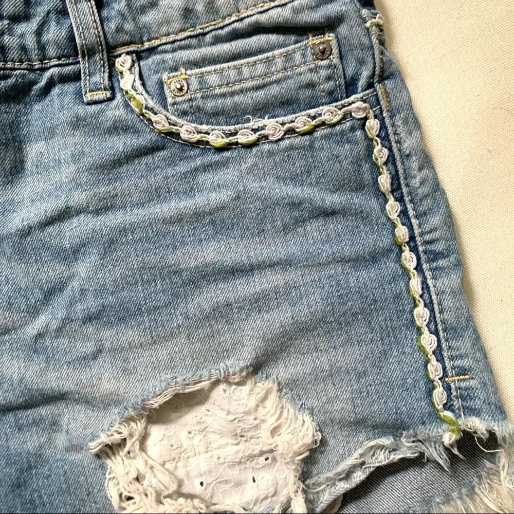 Free People Distressed Jean Shorts Denim Shorts Jorts Floral Size 26 - Image 3