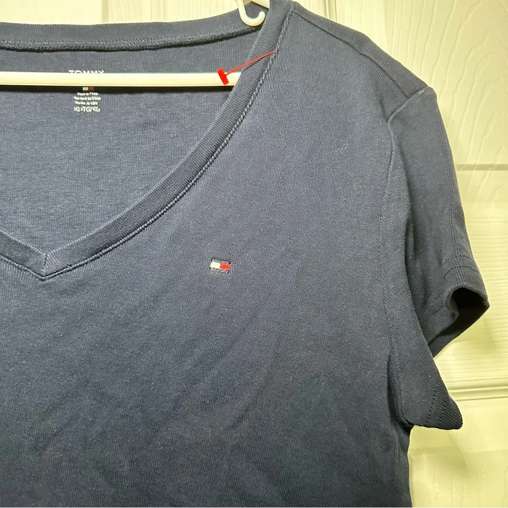Tommy Hilfiger Women’s Navy Fitted V-Neck Short Sleeve T-Shirt - Image 4
