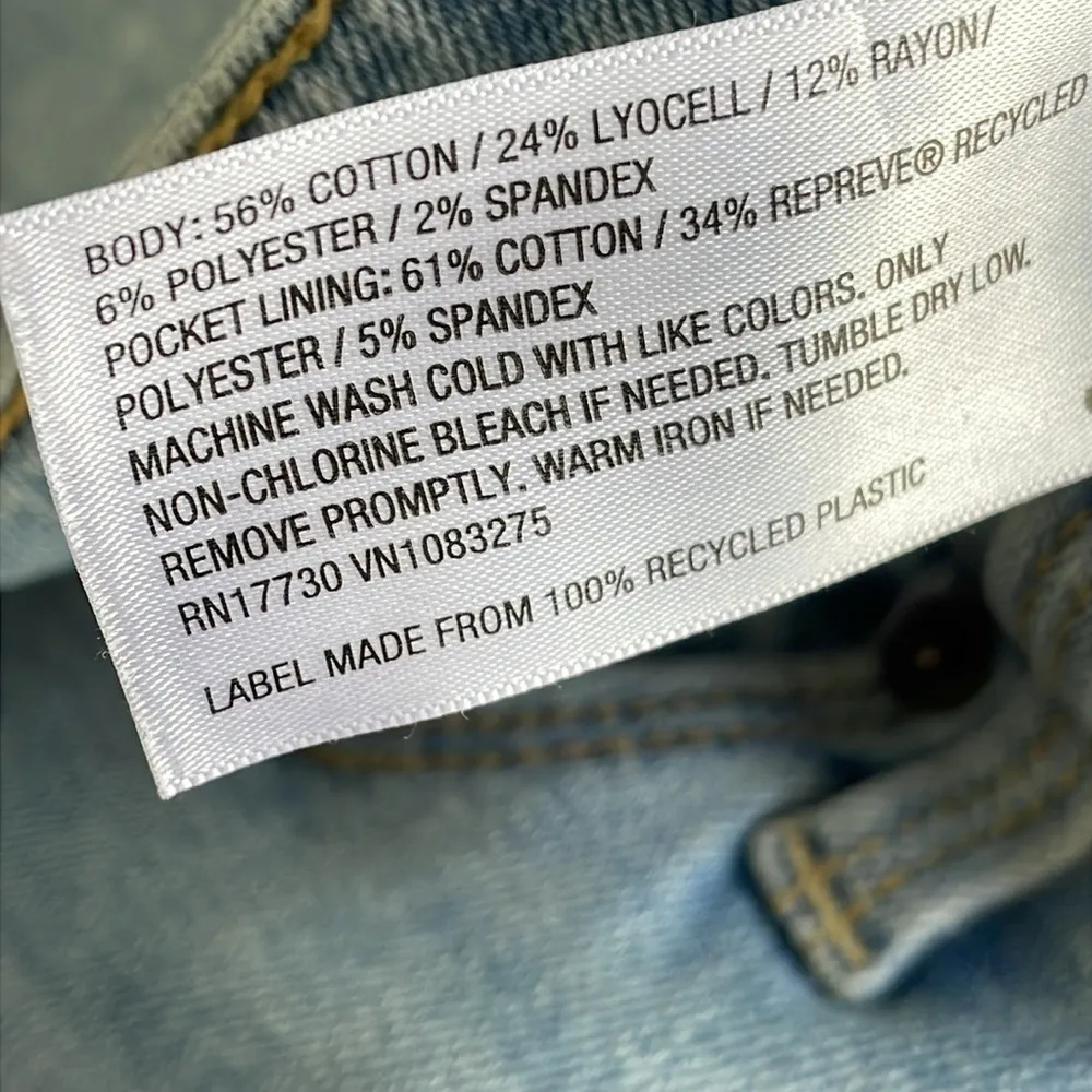 Universal Thread Blue Ankle Cropped Jeans with Distressed Details - Image 5