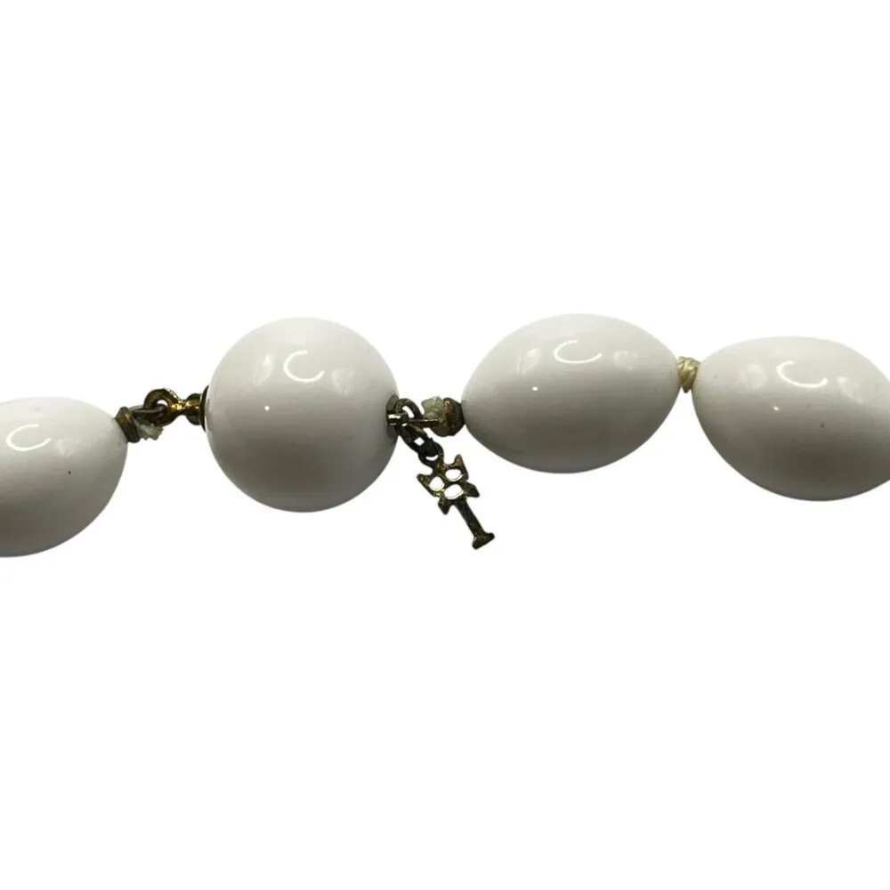 Vintage Trifari Acrylic Milk Glass Oval Bead Necklace 30 inch 1950s Style‎ - Image 4