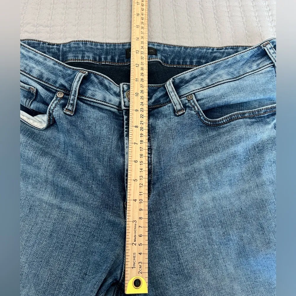 Women’s straight legged silver jeans - Image 3