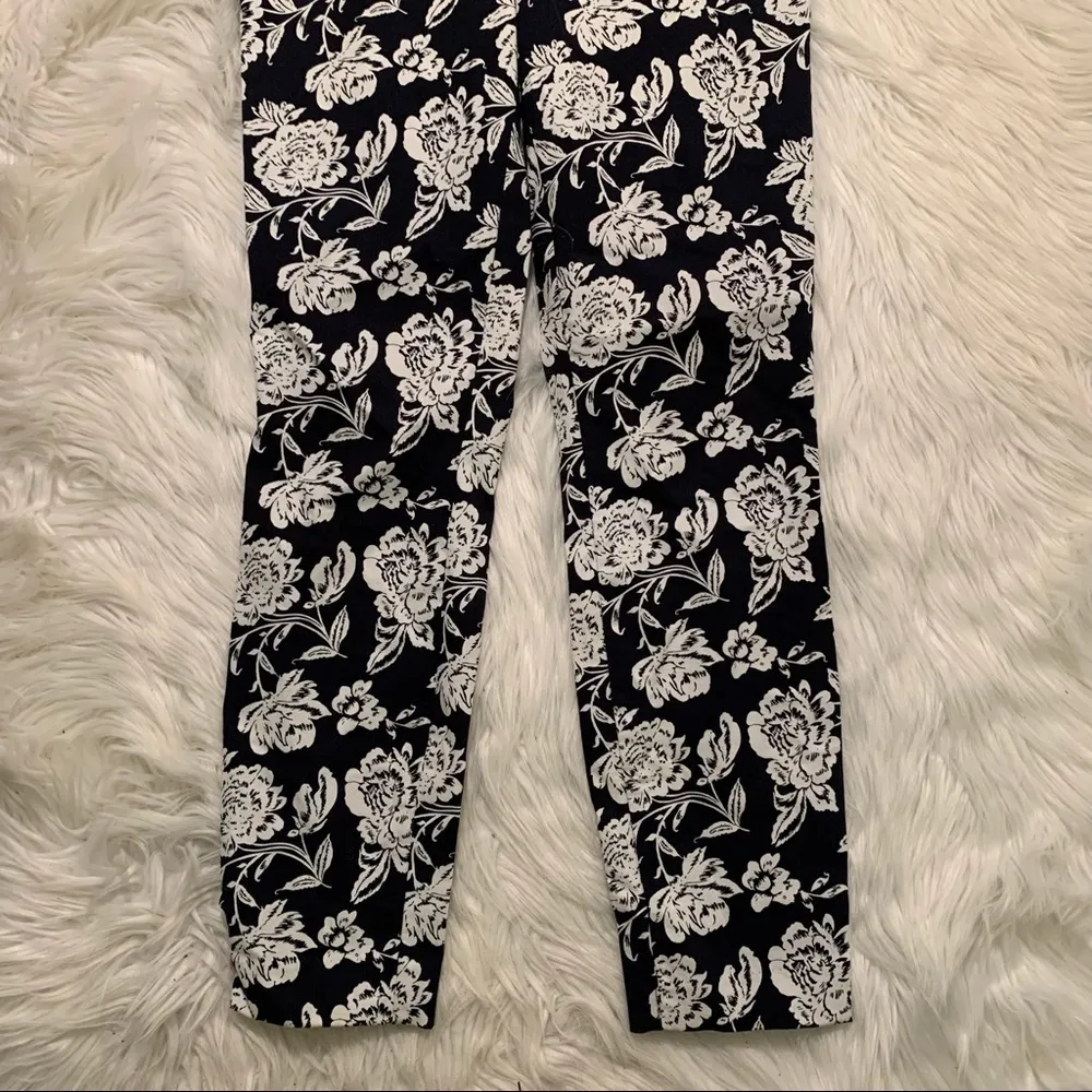 Gap Signature Skinny Ankle Khaki Pant Navy Floral - Image 3