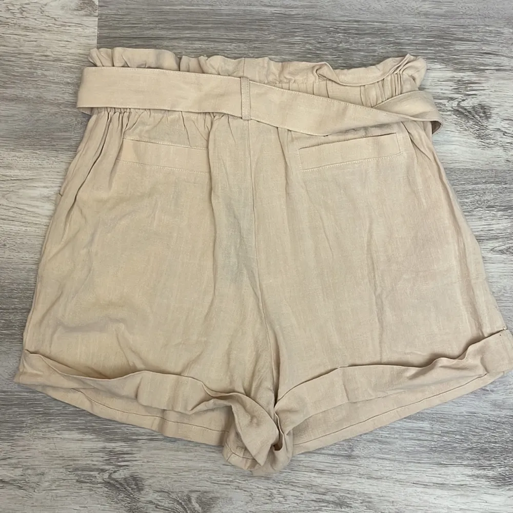 NWT  Tan Linen Zip Front Elastic Back Shorts Tie Belt Side Pockets Size M - Image 2