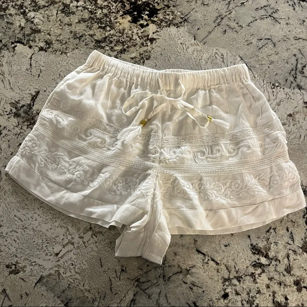 L *SPACE Raven shorts in white - Image 2