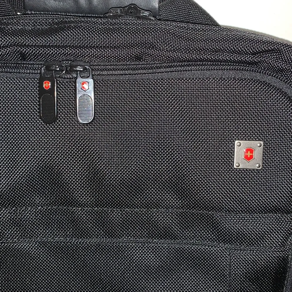 Victorinox Swiss Army laptop backpack travel bag 3 zippered compartments plus 1 Black - Image 2