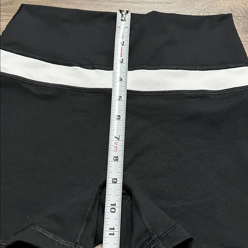 Fleo Set Isla Sports Bra And Double Take 4" High Rise Shorts Black White Small - Image 13