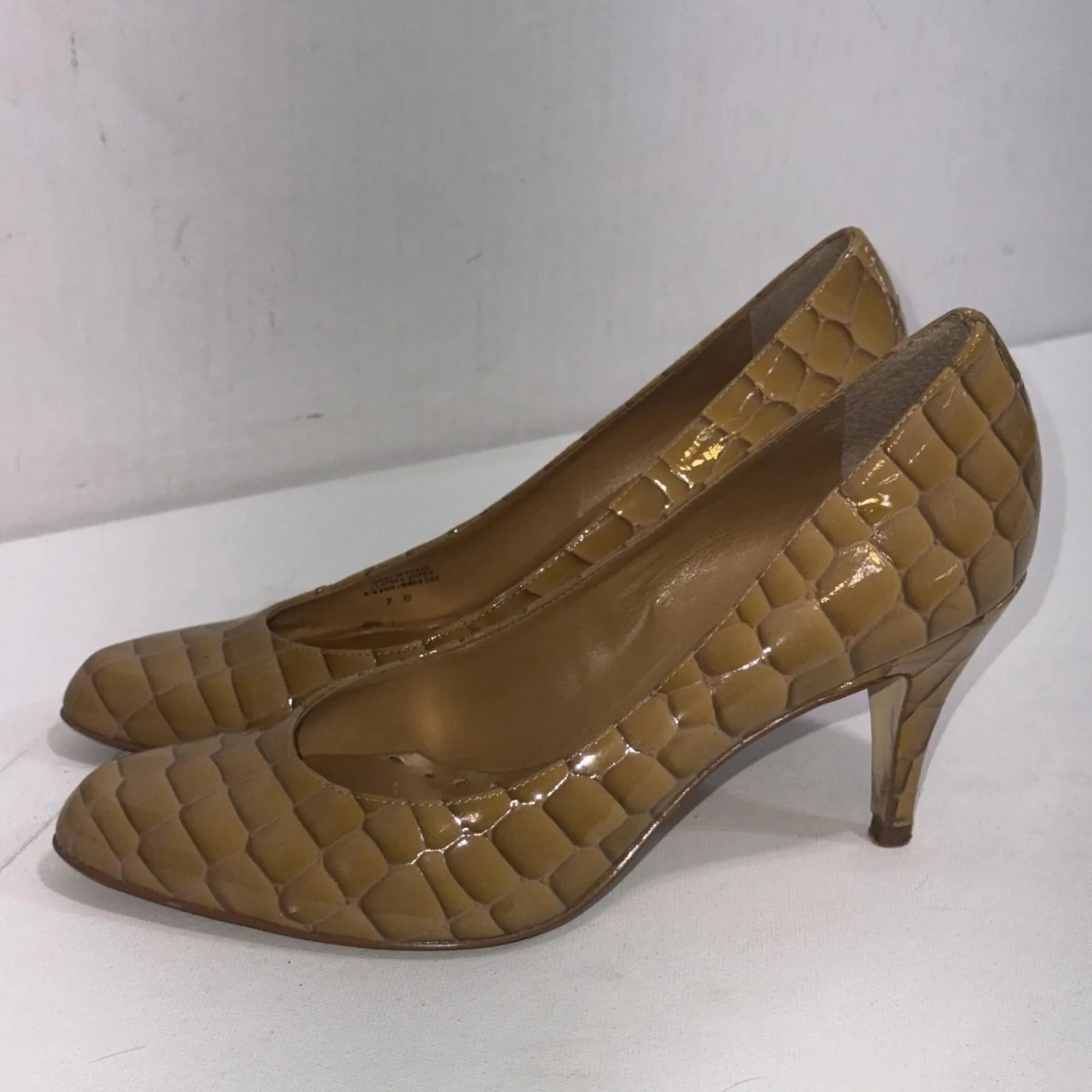 BCBG Girls Tan Old Money Timeless Classic Leather Snake Skin Pumps Heels Size 7 - Image 2