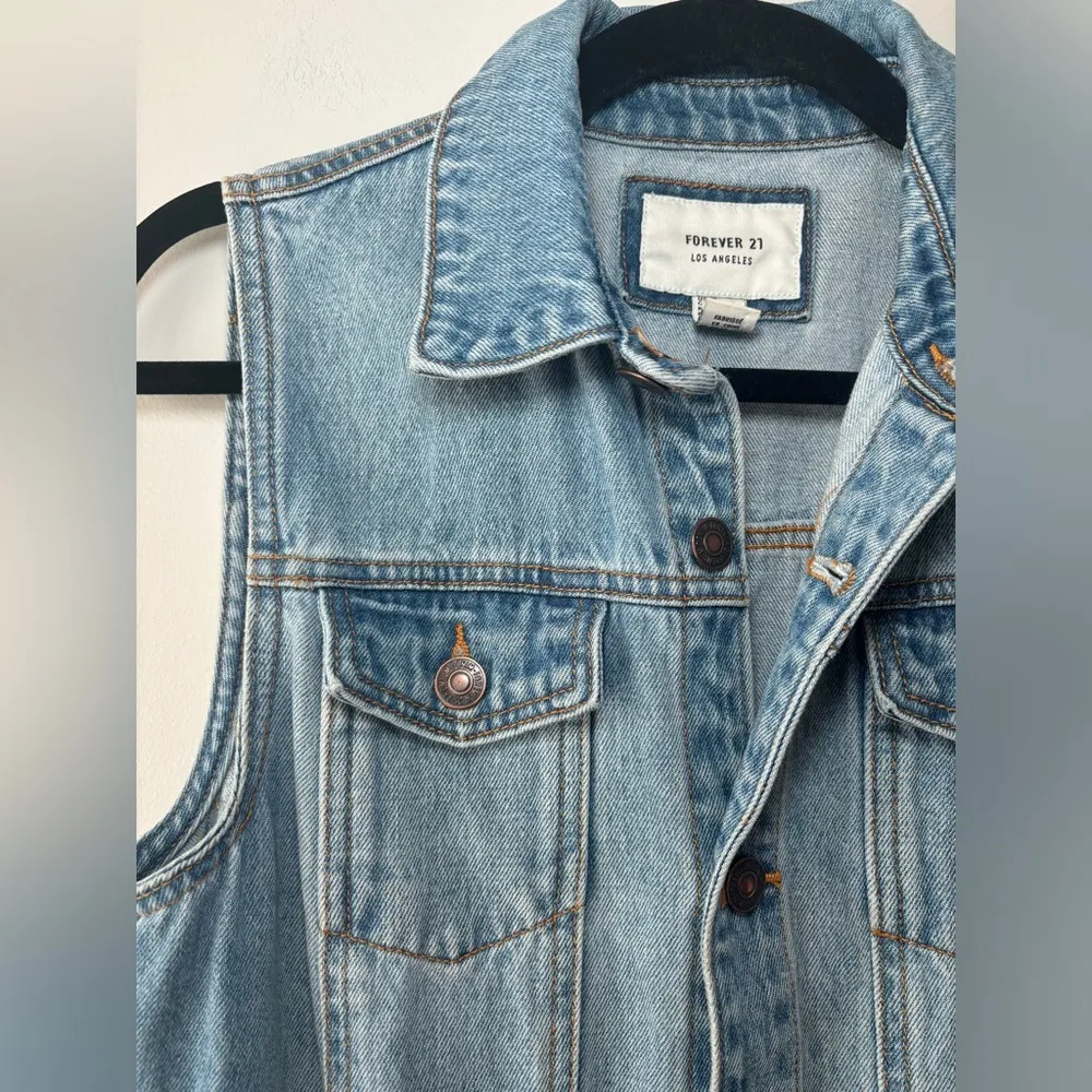 Forever 21‎ Sleeveless Frayed-Hem Blue Denim Button Up Jumpsuit Sz Small - Image 5