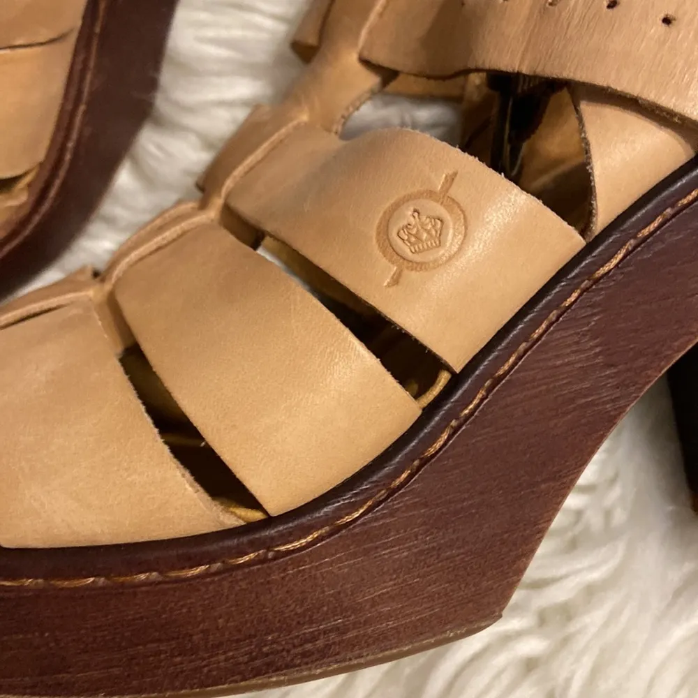 Born Sandals size 10 BNWOT leather upper heel 3.5” stable color tan - Image 2