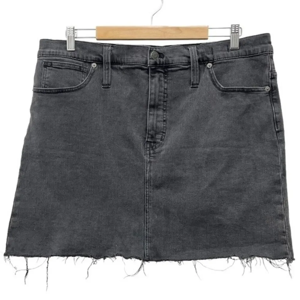 Madewell Stretch Denim Raw Hem Straight Mini Skirt in Ashcraft Wash Size 33 | 16 - Image 3