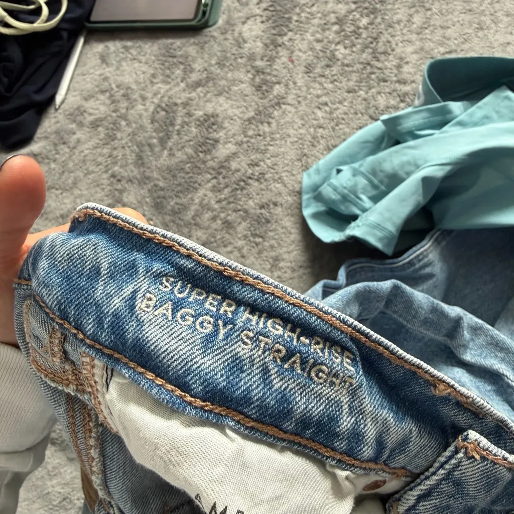 American Eagle Medium Wash Super High Rise Baggy Straight Jeans Ripped Frayed - Image 4