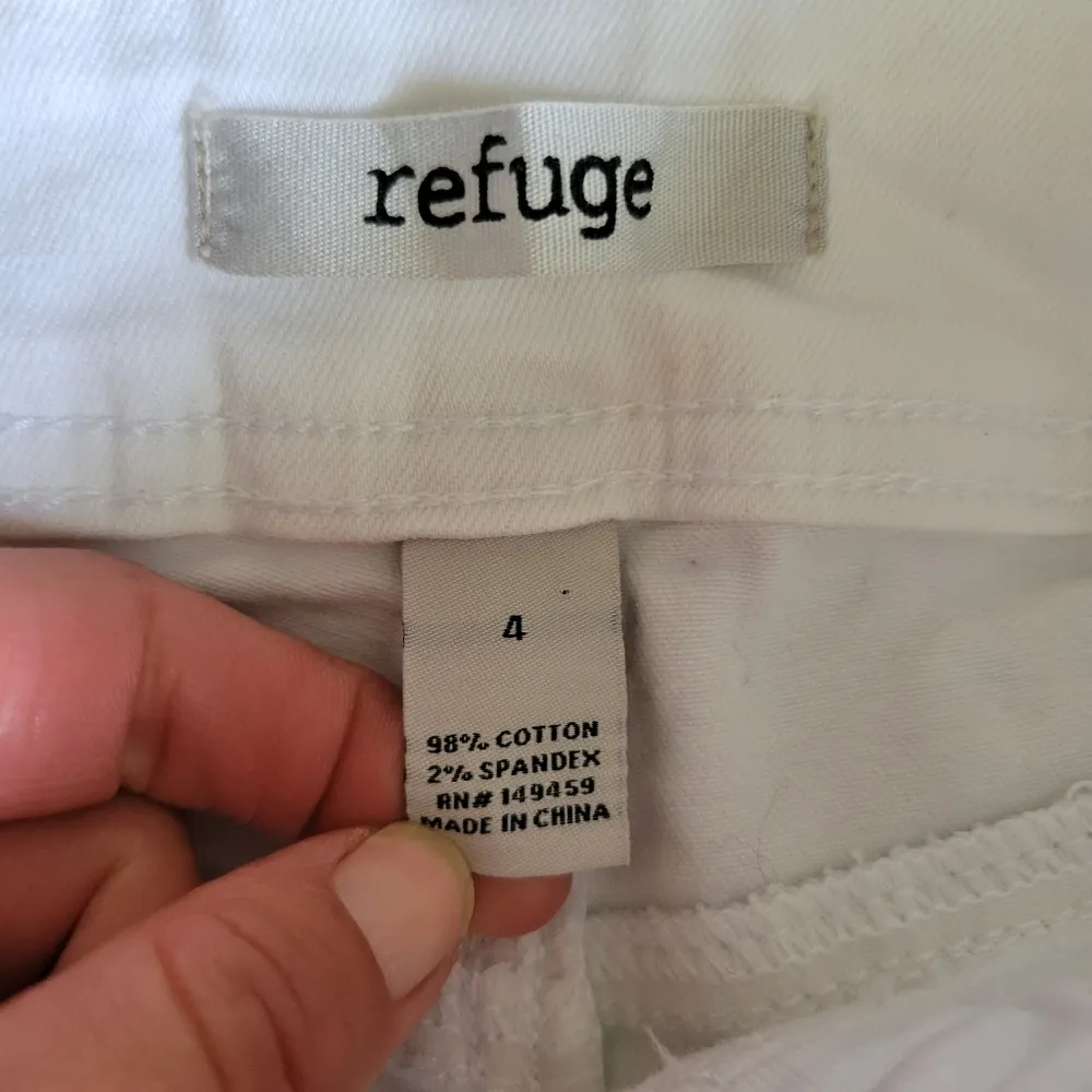 Refuge white distressed cropped jeans size 4 - Image 5