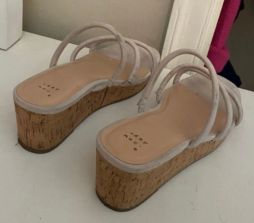 Cream Wedge Sandals White Size 8.5 - Image 9