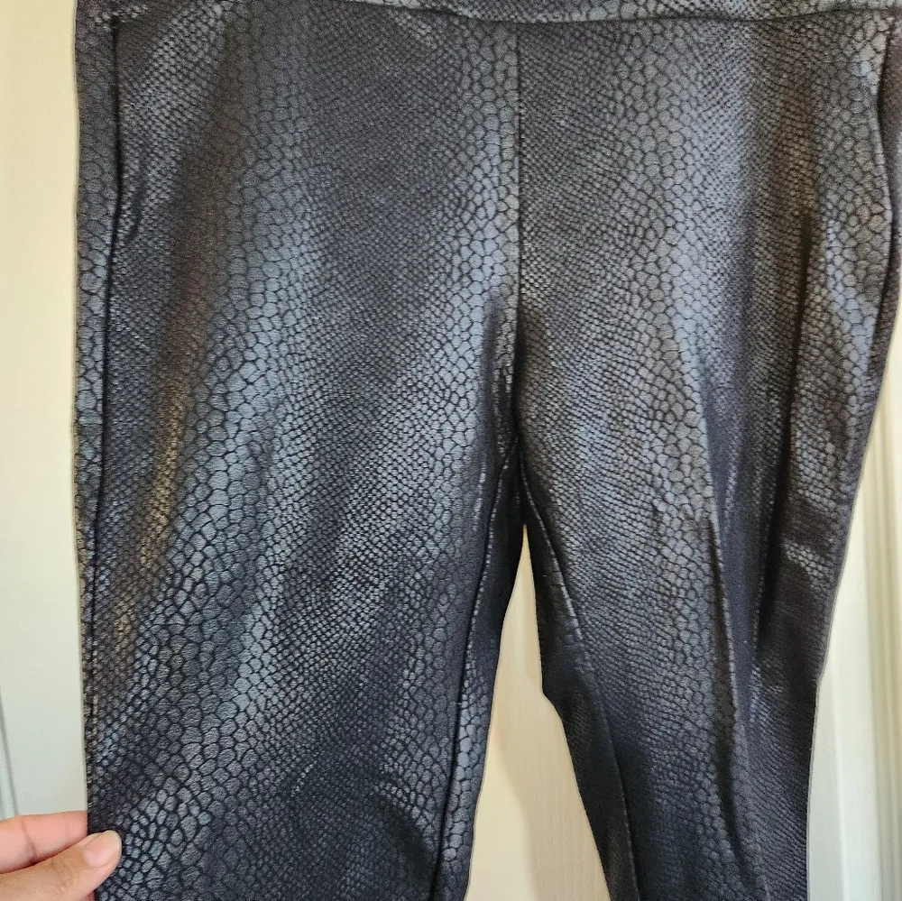 Torrid Sz 2 Stylish Black Textured Women's Leggings NWOT - Image 5
