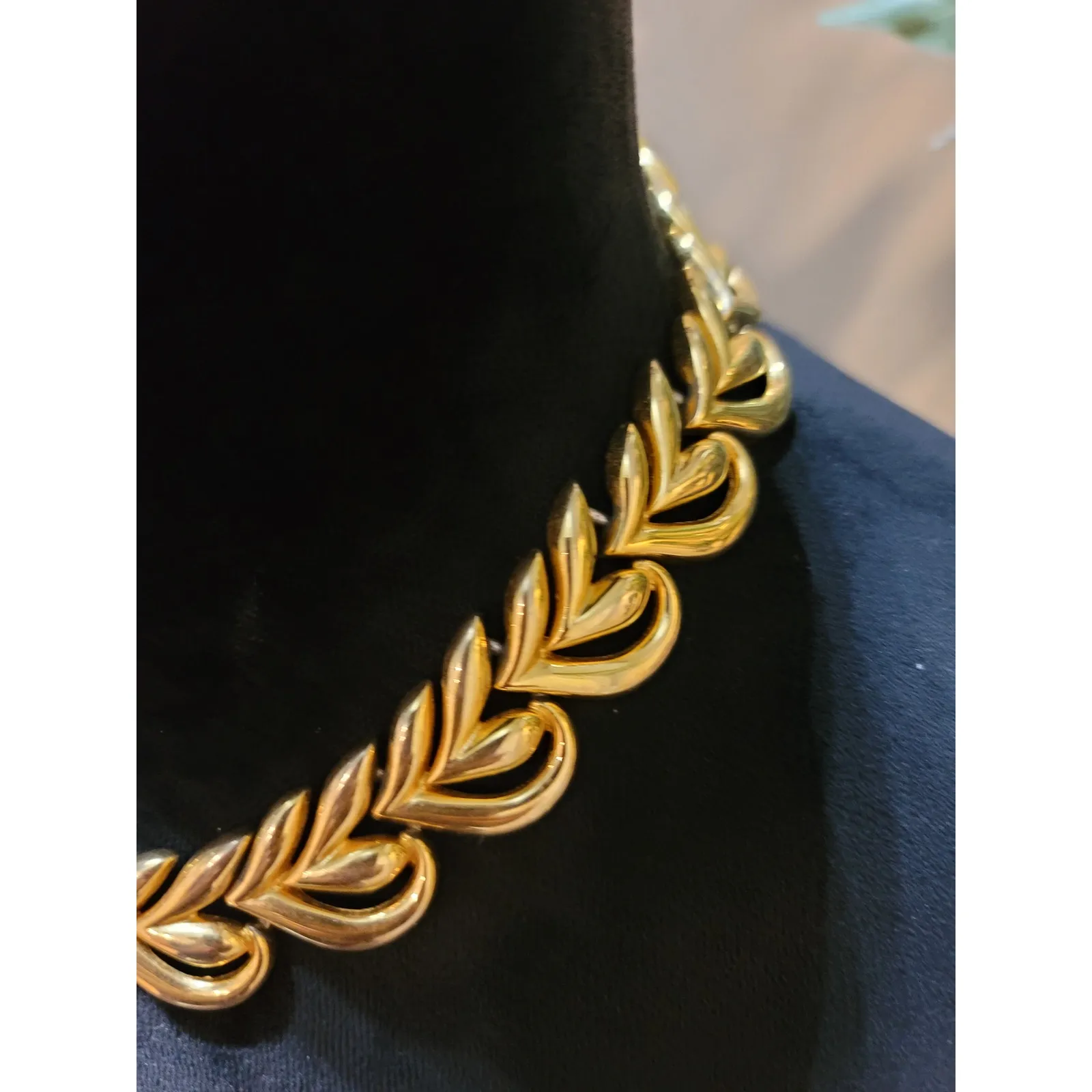 Women's Gold Leaf Link Statement Necklace Elegant Vintage Style Jewelry Design - Image 4