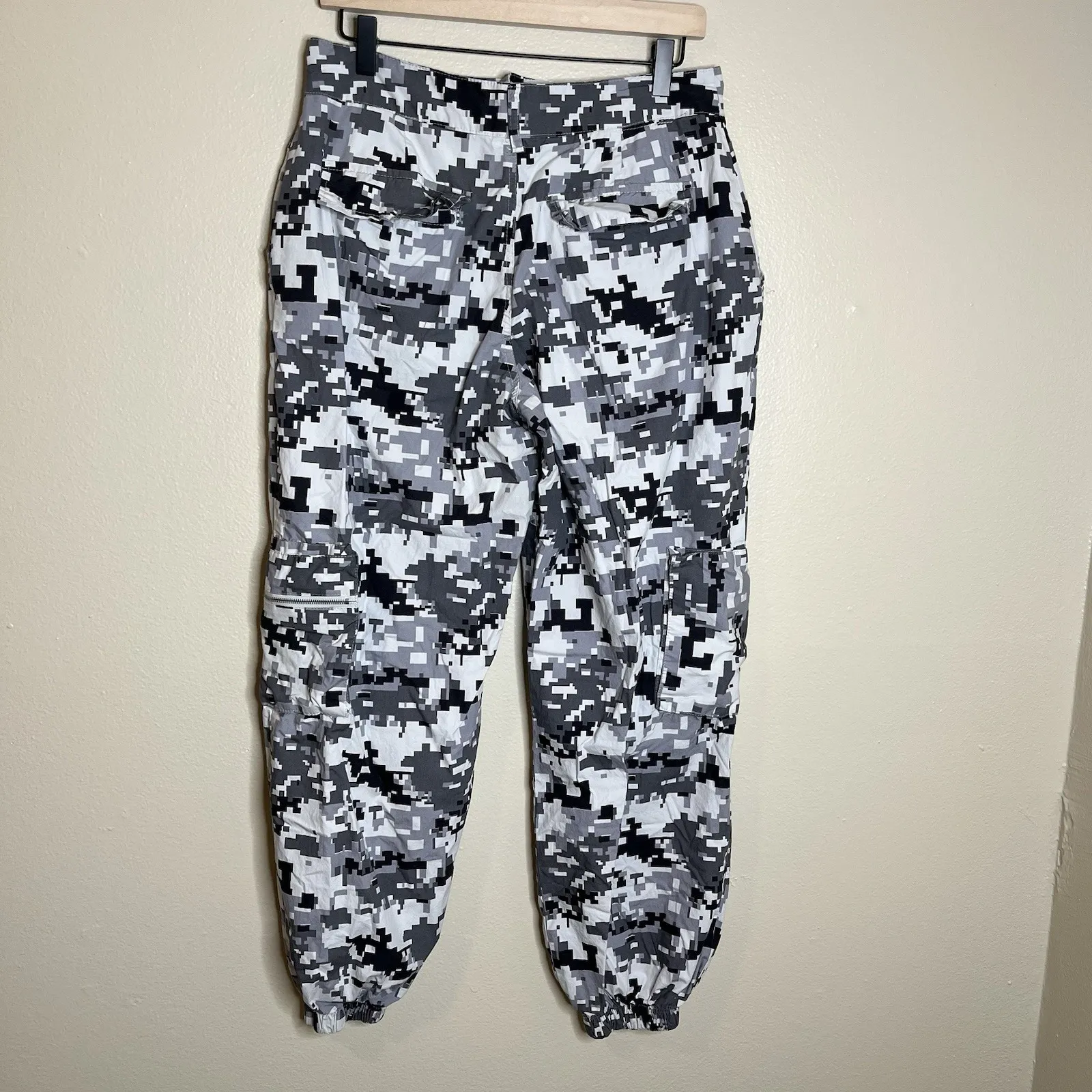 Digital Camo Cargo Pants Women M Happily Grey Y2K Grunge Relaxed Hunting Wife Gray Size M - Image 6