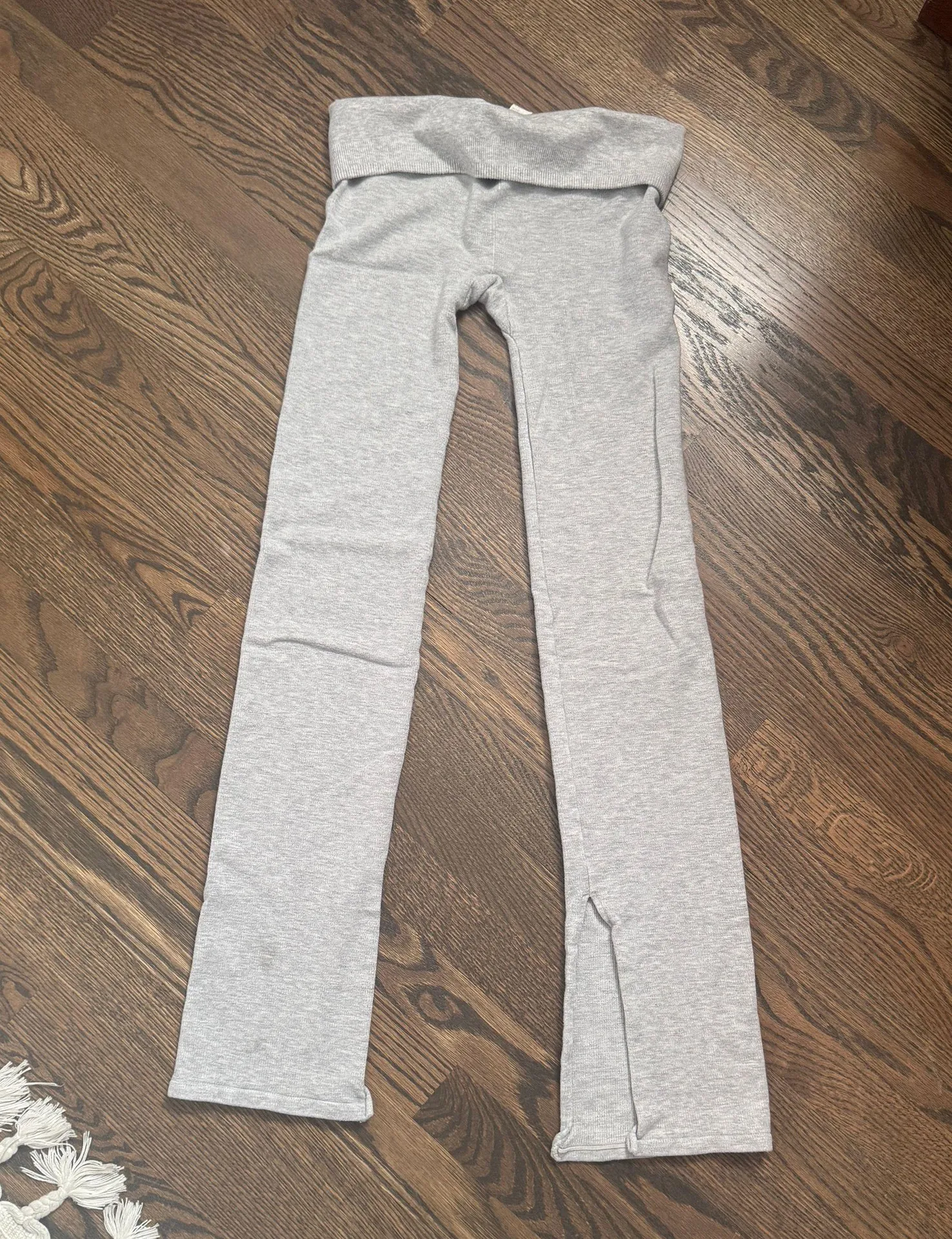 Fabletics light grey Cloud Seamless High-Waisted Split Flare yoga pants small - Image 4