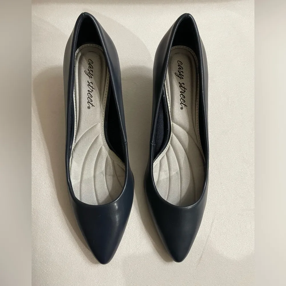 New Easy Street Navy 2.5” Heels Pumps Size 7.5 - Image 2