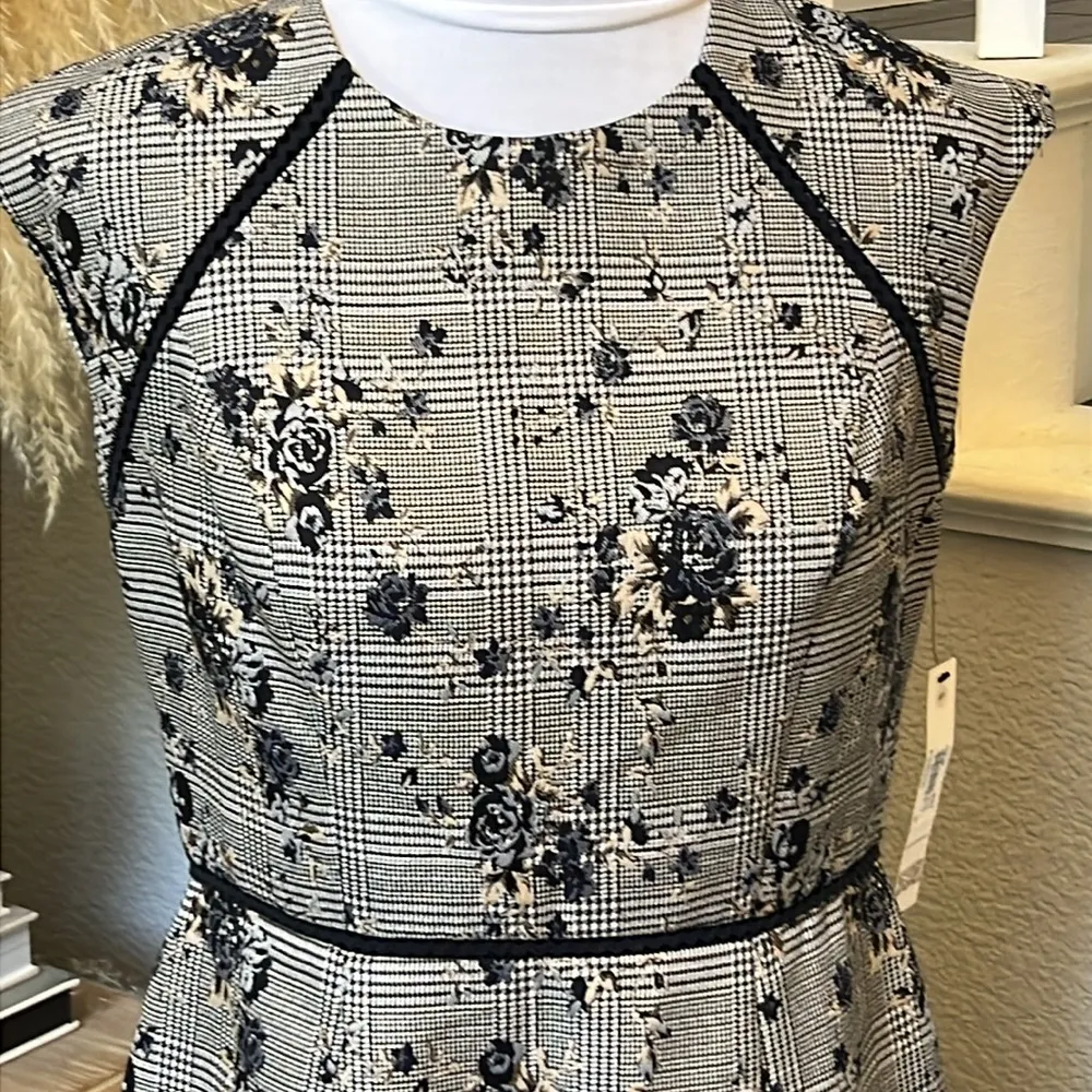 Maggy London Petite Novelty Plaid Sheath with Cap Sleeve and Flounce Hem SZ 6P - Image 4