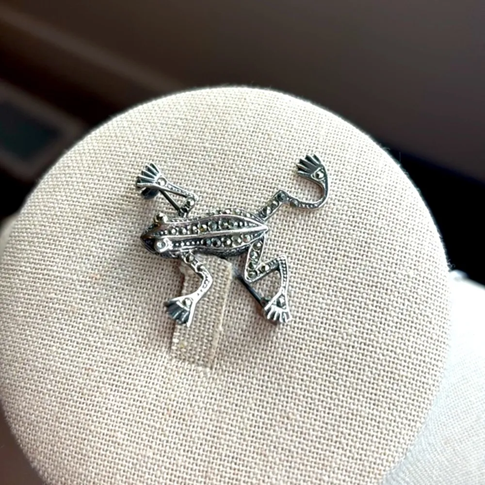 Vintage Climbing Frog Brooch Marcasite Silver Tone Antique Jewelry Collector - Image 3