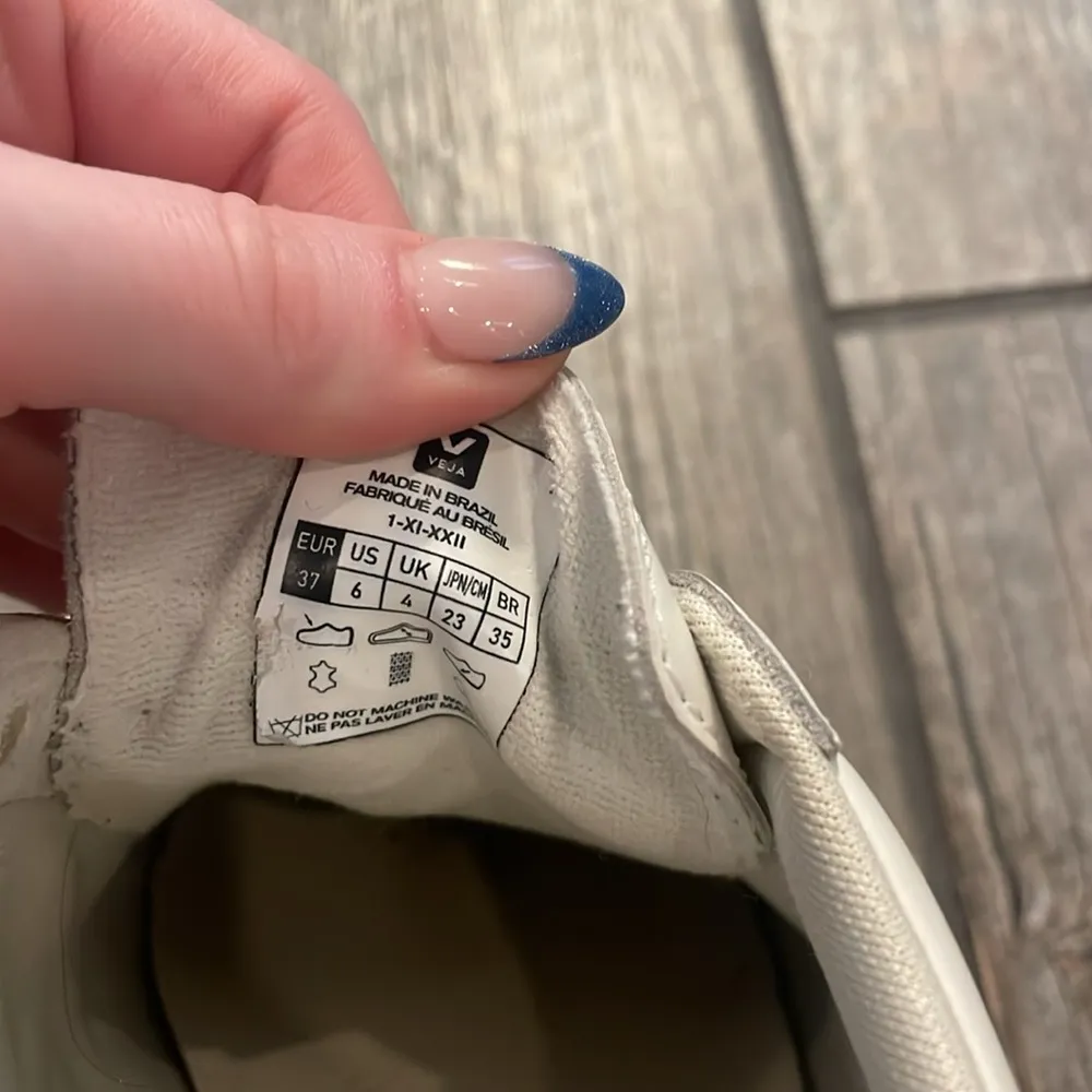 Veja White Minimalist Sneakers with Rubber Sole - Image 3