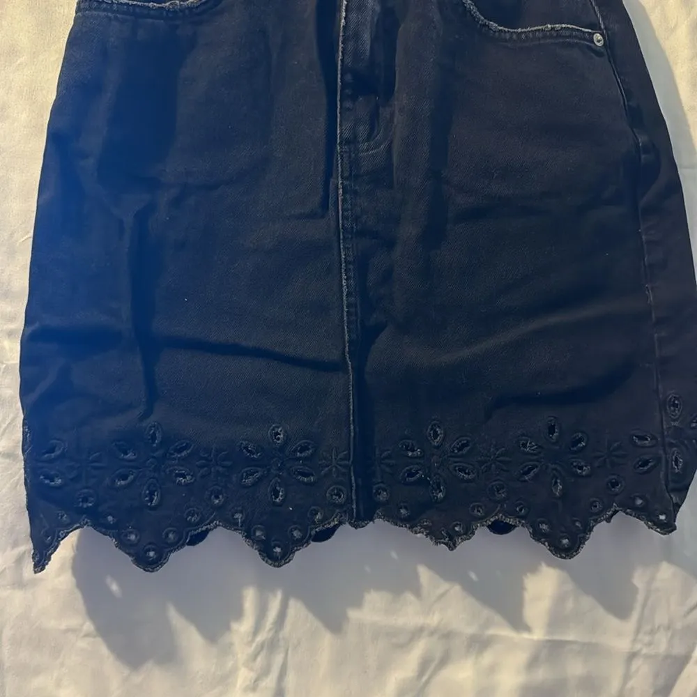 H&M Short skirt with pockets in washed denim. English embroidery on the hem SZ 2 - Image 4