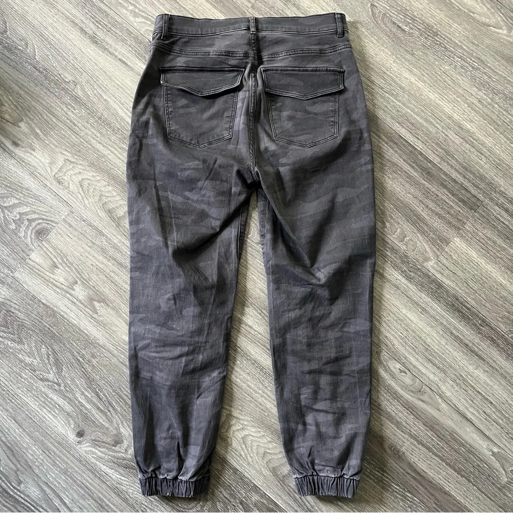 Express Women's Gray Camo Ankle Jeans - Image 6