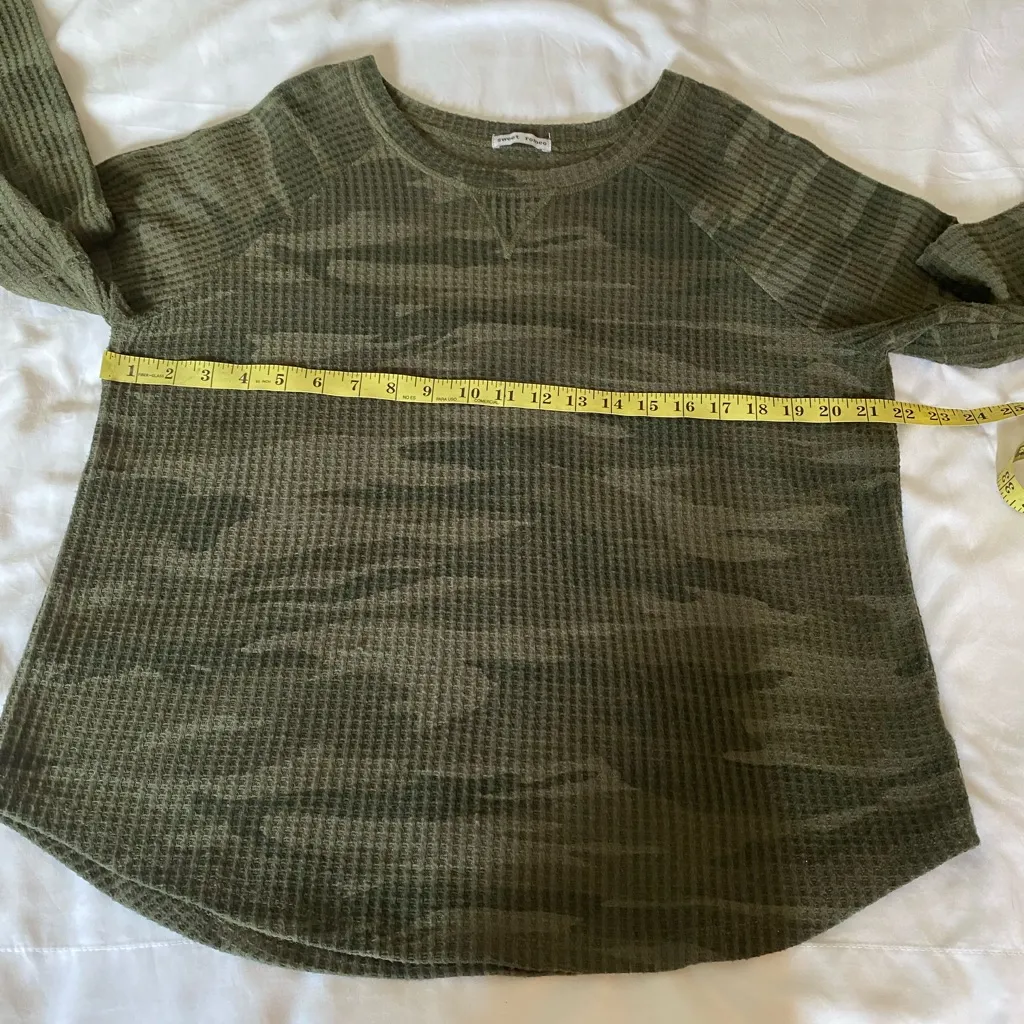 Sweet Romeo Women’s Green Camouflage Long Sleeve Top size L - Image 4