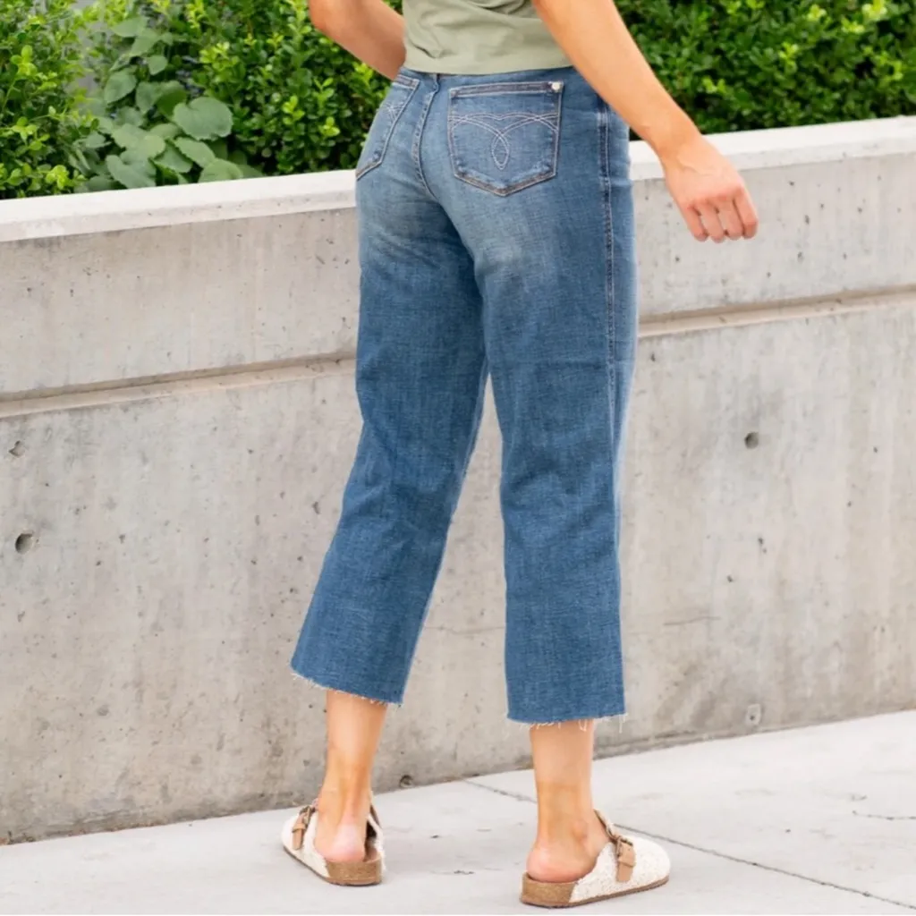 NWT Judy Blue Wide Leg Crop Raw Hem Medium Wash Jeans 3/26 - Image 5