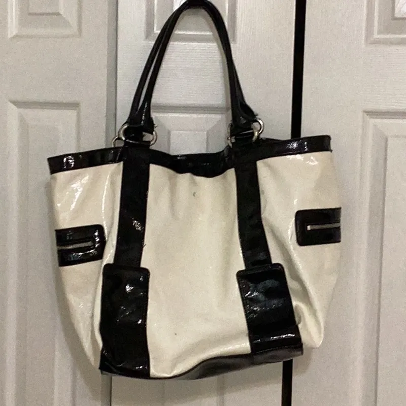 Guess patent leather Tote with Logo Detail - Image 5