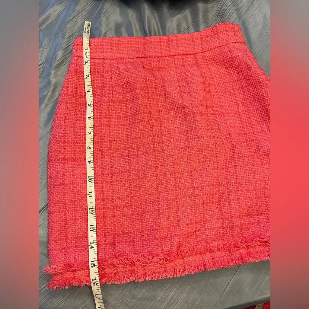 Chic Pink Tweed Skirt Suit - Image 10