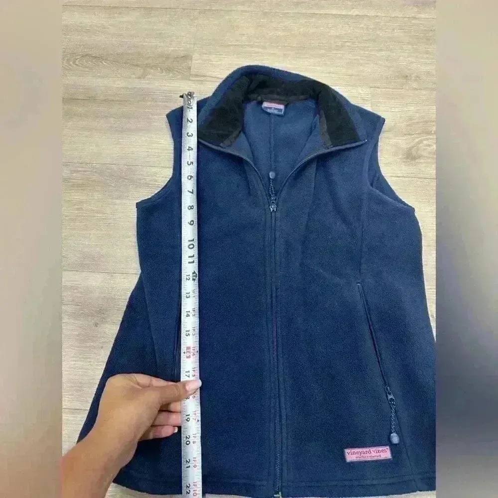 Vineyard Vines Women's blue fleece zip front vest small - Image 3